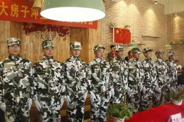 茂密丛林逃生
